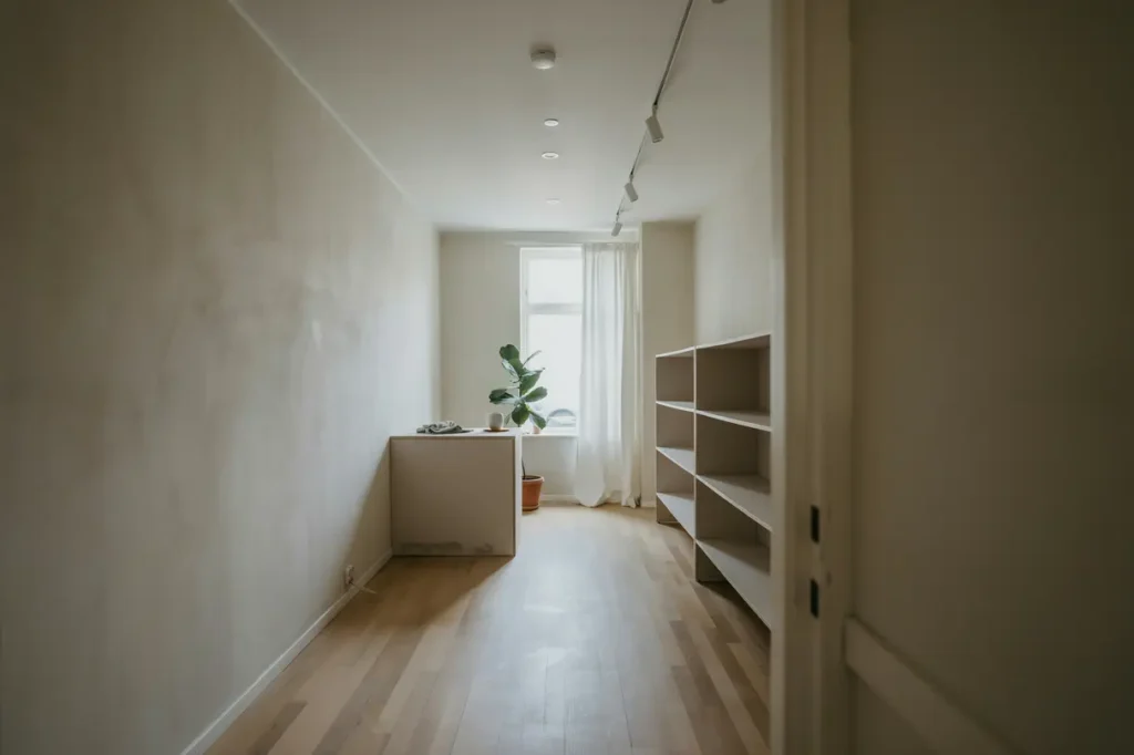 m lning av butikslokal efter renovering i tensta sp nga